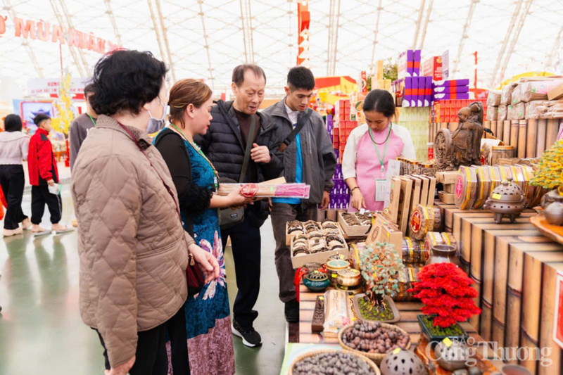 Rất đông du khách quan tâm đến các sản phẩm của thành phố Huế tại hội chợ.