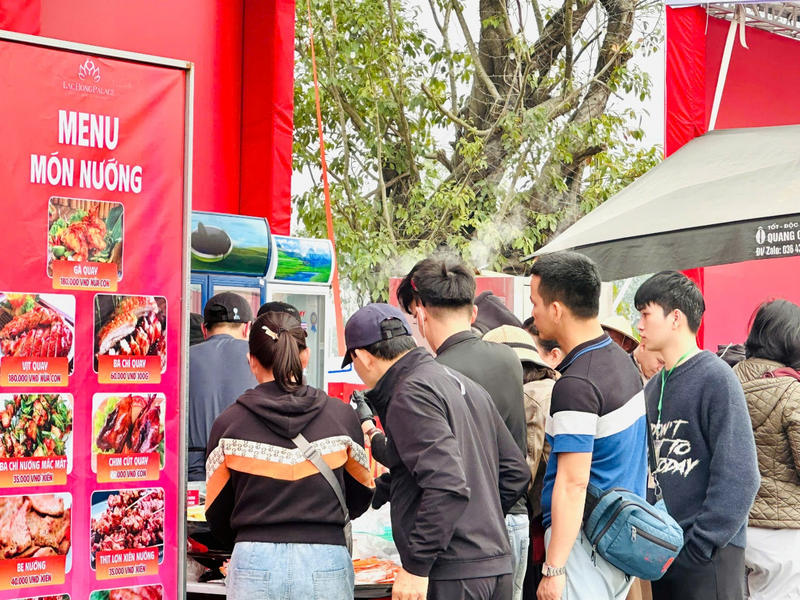 Đông đảo du khách tới trải nghiệm ẩm thực Hải Phòng tại Hội chợ Mùa Xuân 2026 (Ảnh: Đỗ Nga)