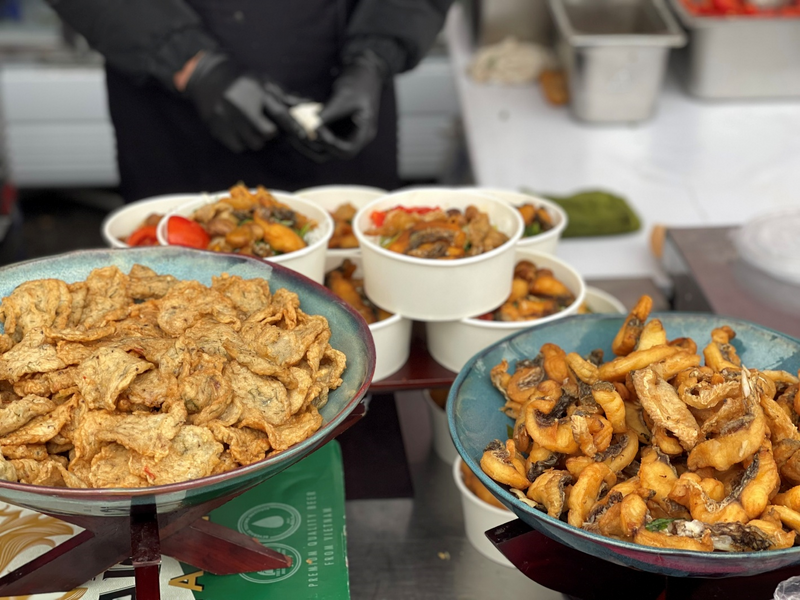 Món ăn nóng hổi được chế biến đẹp mắt và phục vụ ngay tại gian hàng (Ảnh: Mai Linh)