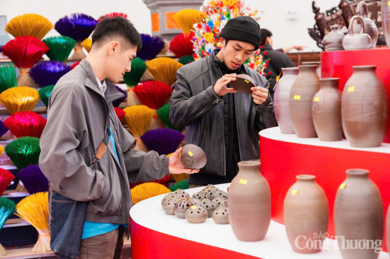 Giới trẻ quan tâm đến sản phẩm gốm Phước Tích được trưng bày tại hội chợ.