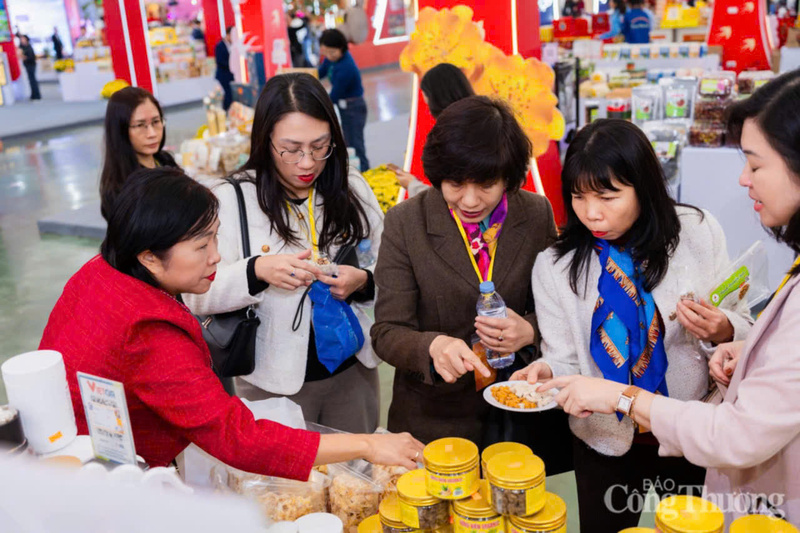 Du khách nếm thử các món ẩm thực của Huế.