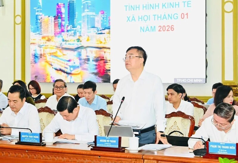 Quyền Giám đốc Sở Tài chính Hoàng Vũ Thảnh báo cáo tình hình phát triển kinh tế, xã hội tại hội nghị. Ảnh: Việt Dũng.