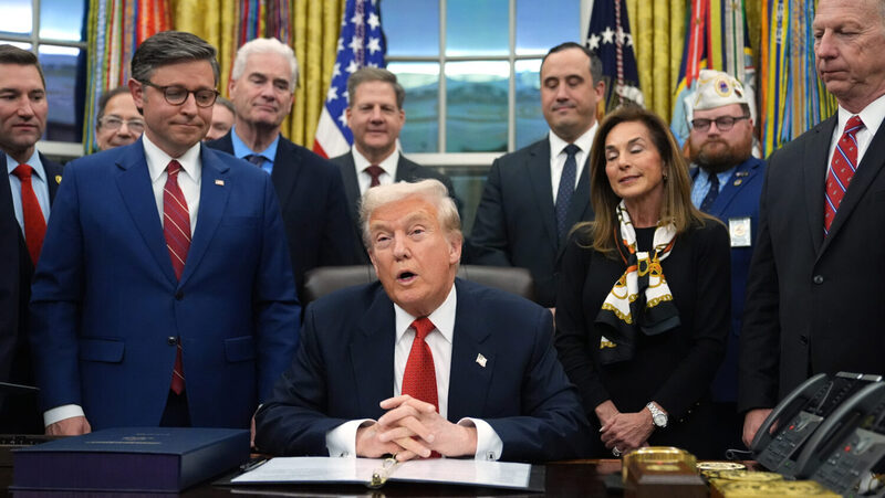 Tổng thống Mỹ Donald Trump đã ký ban hành dự luật chi tiêu, chấm dứt tình trạng Chính phủ liên bang Mỹ đóng cửa một phần. Ảnh:  KSLNews Radio.