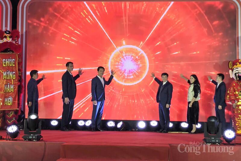 Các đại biểu thực hiện nghi thức khai mạc không gian trưng bày sản phẩm OCOP vào tối 4/2/2026 tại phường Sơn Tây.