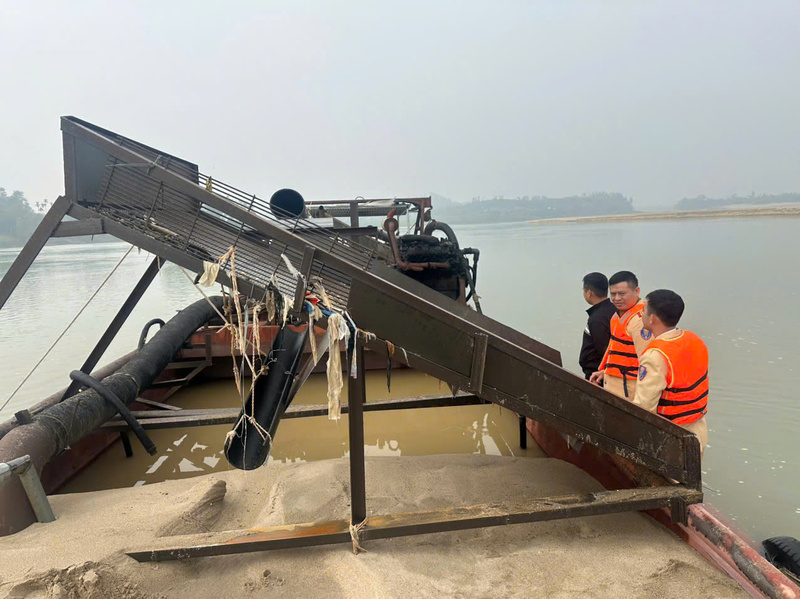 Lực lượng Cảnh sát giao thông đường thủy kiểm tra, phát hiện tàu hút cát vi phạm. Ảnh: Cục Cảnh sát giao thông