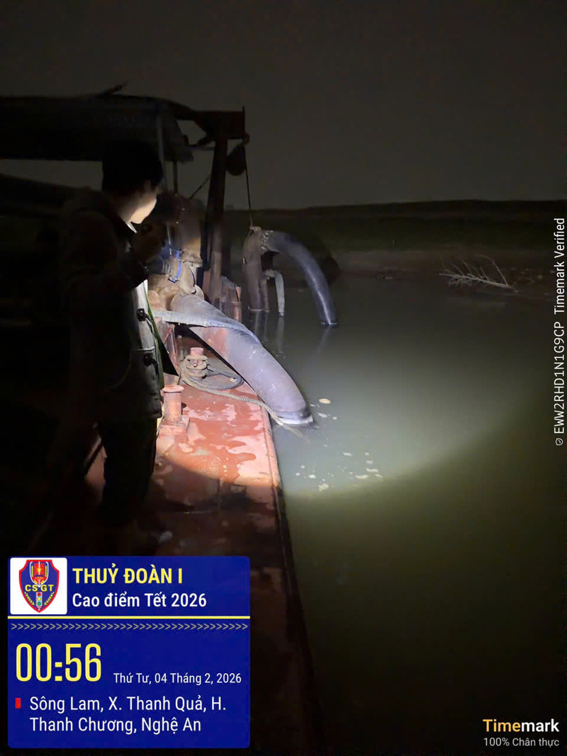 Thời điểm lực lượng chức năng kiểm tra, phát hiện tàu hút cát trái phép. Ảnh: Cục Cảnh sát giao thông