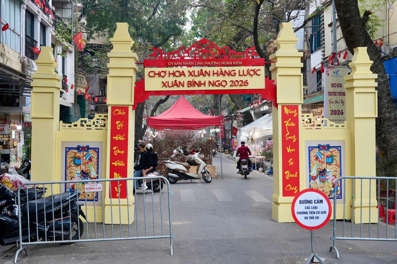 Khu chợ hoa phố cổ được trang trí mới.