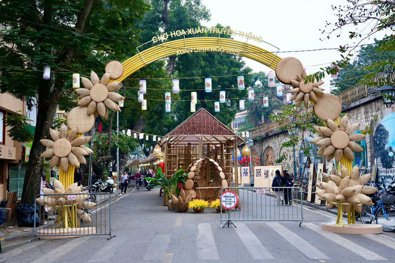 Các không gian của chợ hoa được thiết kế đậm văn hoá dân gian và truyền thống