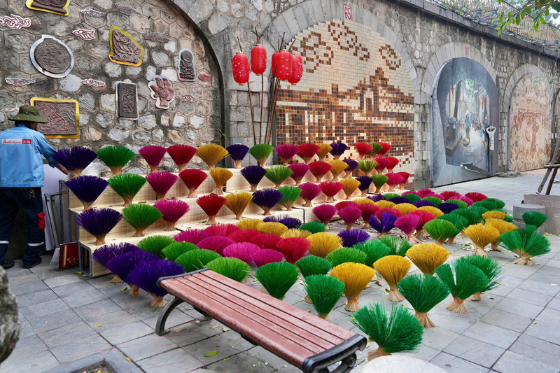 Phố bích họa Phùng Hưng rực rỡ sắc màu.