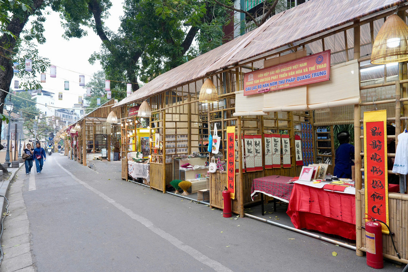 Các gian hàng truyền thống trên các tuyến phố cổ.