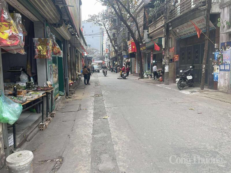 Đường Nguyễn Đổng Chi (phường Từ Liêm) thông thoáng sau khi được UBND phường yêu cầu không lấn chiếm vỉa hè