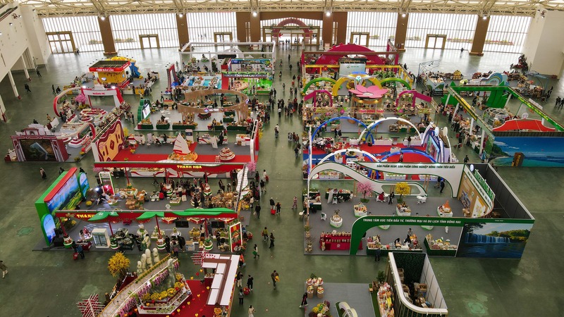 Dọc các trục đường chính, nhiều khu tiểu cảnh xuân được thiết kế hài hòa giữa yếu tố truyền thống và hiện đại.