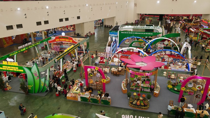 Những mô hình hoa xuân, đèn trang trí, câu đối Tết hay không gian làng nghề thu nhỏ trở thành điểm check-in quen thuộc, thu hút đông đảo người dân xếp hàng ghi lại khoảnh khắc đầu năm.