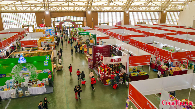 Những ngày gần đây, khu Xuân Thịnh Vượng do Bộ Công Thương tổ chức ghi nhận lượng lớn người dân đổ về tham quan, mua sắm, tạo nên không khí nhộn nhịp, sôi động trong dịp cao điểm cuối năm.