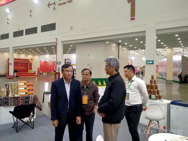 Phó Chủ tịch UBND tỉnh Đắk Lắk Đào Mỹ (ngoài cùng bên trái) kiểm tra gian hàng của tỉnh Đắk Lắk. Ảnh: Vũ Long