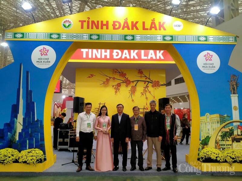 Gian hàng trưng bày sản phẩm của tỉnh Đắk Lắk. Ảnh: Vũ Long