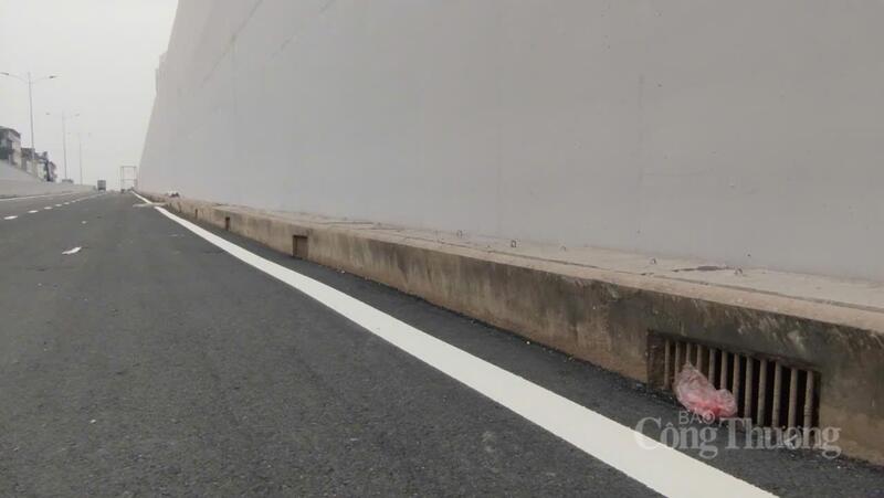 Dọc hai bên hầm là hệ thống thoát nước dày đặc nhằm xử lý ngập úng. Nước dồn vào đây sẽ đổ về hệ thống bơm trong hầm và được đẩy ra ngoài.