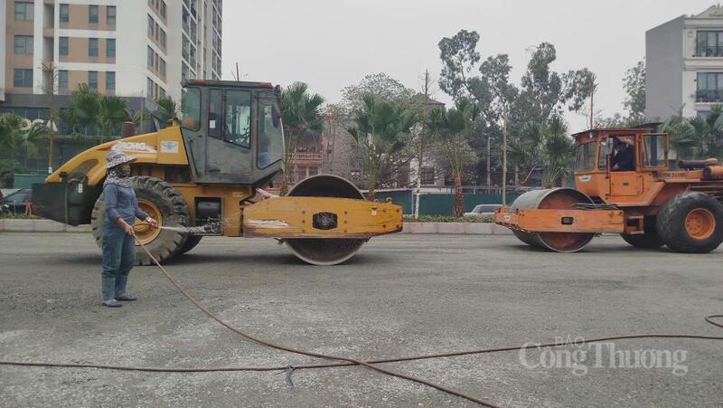 Công trường nhộn nhịp tiếng máy công trình, gấp rút hoàn thiện các hạng mục còn lại của dự án.