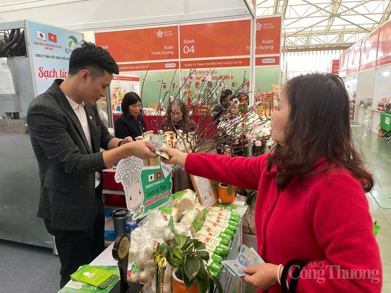 Khách mua hàng tại gian hàng nấm Kinoko