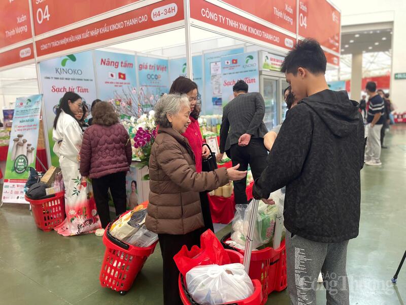 Người tiêu dùng thích thú mua sắm các sản phẩm nấm Kinoko