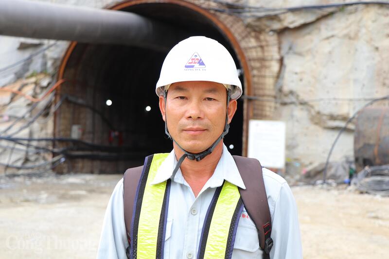 Ông Lại Xuân Khoa, cán bộ kỹ thuật Công ty Cổ phần Sông Đà 10. Ảnh: Thanh Tuấn