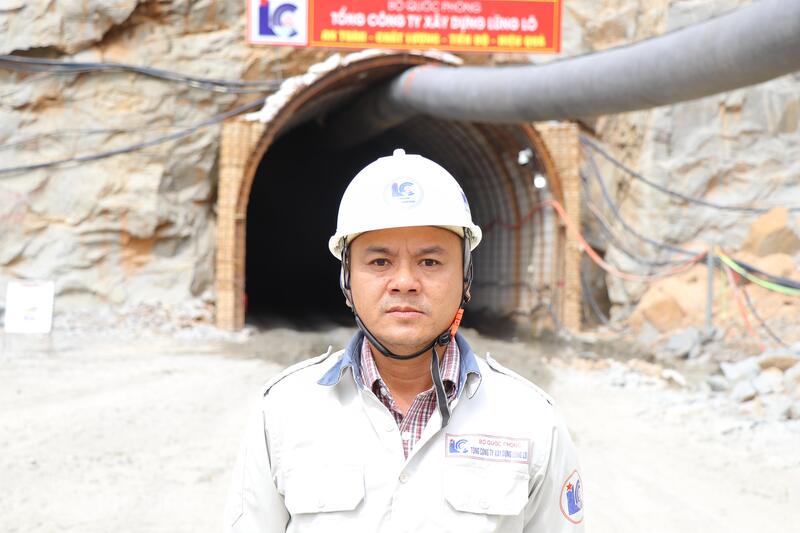 Ông Lê Đình Bình, chỉ huy trưởng mũi thi công hầm Tổng công ty Xây dựng Lũng Lô. Ảnh: Thanh Tuấn