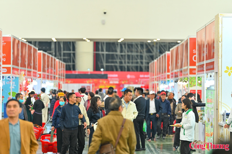 Theo Ban Tổ chức, khu Xuân Thịnh Vượng được bố trí khoa học, các gian hàng sắp xếp theo nhóm ngành hàng, giúp người dân thuận tiện tham quan, so sánh và lựa chọn sản phẩm. Công tác bảo đảm an ninh trật tự, vệ sinh môi trường và hỗ trợ người tiêu dùng cũng được tăng cường, tạo không gian mua sắm an toàn, văn minh.