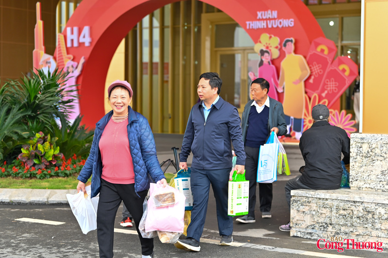 Người dân vui vẻ ra về sau khi mua sắm tại khu Xuân Thịnh Vượng cho thấy sức mua đang dần tăng lên trong dịp cuối năm, qua đó khẳng định vai trò của các hoạt động xúc tiến thương mại trong việc kích cầu tiêu dùng, hỗ trợ doanh nghiệp tiêu thụ hàng hóa và ổn định thị trường trong nước.