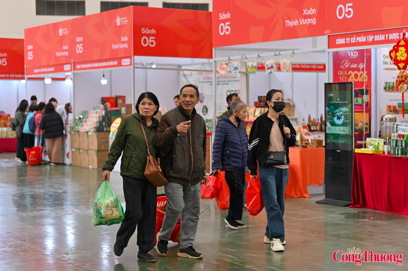 Trong sắc xuân rộn ràng của Hội chợ Mùa Xuân, ai nấy cũng 'tay xách nách mang' ra về.