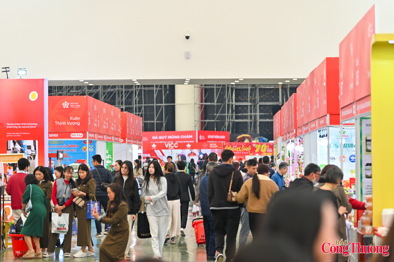 Theo ghi nhận, vào nhiều khung giờ trong ngày, khu vực này luôn trong tình trạng đông đúc người mua sắm.