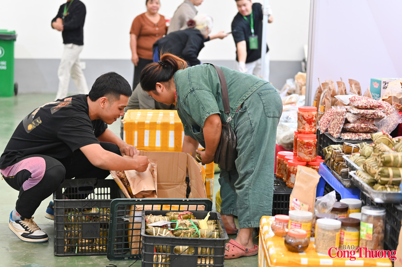 Nhiều tiểu thương chia sẻ, họ đã điều tiết thêm nguồn hàng, bổ sung dự trữ đáp ứng nhu cầu mua sắm của người dân.