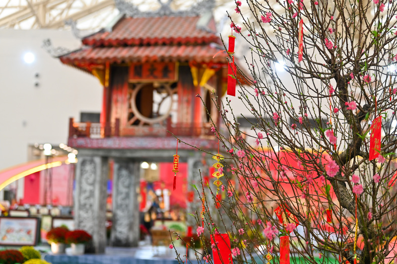 Biểu tượng Khuê Văn Các bên hoa đào.