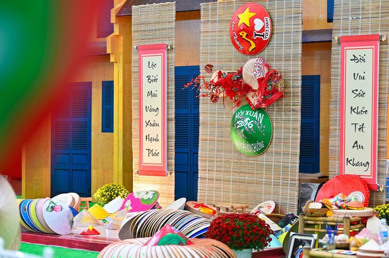 Một góc nón Làng Chuông được bố trí cho du khách trải nghiệm và chụp ảnh.