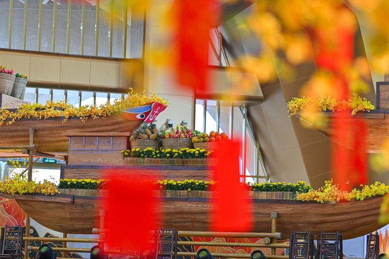 Bên cạnh yếu tố văn hóa, phân khu Sắc màu phương Nam còn giới thiệu nhiều sản phẩm đặc trưng của các tỉnh, thành phía Nam như nông sản, thực phẩm chế biến, đặc sản địa phương và hàng thủ công. Các gian hàng được trang trí sinh động, tạo điểm nhấn thị giác và góp phần quảng bá sản phẩm gắn với bản sắc vùng miền.