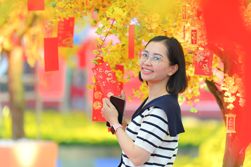 Nhiều du khách "check-in" những góc siêu đẹp của Hội chợ Mùa Xuân 2026.