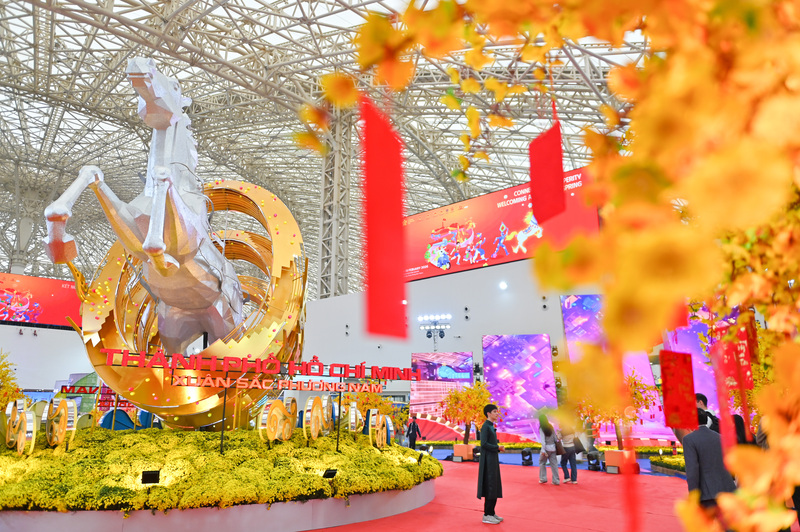 Phân khu Sắc màu phương Nam là một trong những điểm nhấn nổi bật tại Hội chợ Mùa Xuân 2026, thu hút đông đảo người dân tham quan, trải nghiệm.