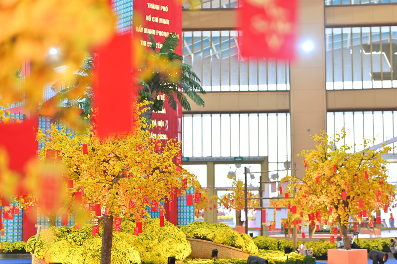 Không gian được thiết kế mang đậm dấu ấn văn hóa Nam Bộ, với hình ảnh làng quê sông nước, hoa mai vàng, chợ nổi và các tiểu cảnh truyền thống đặc trưng của miền Nam.