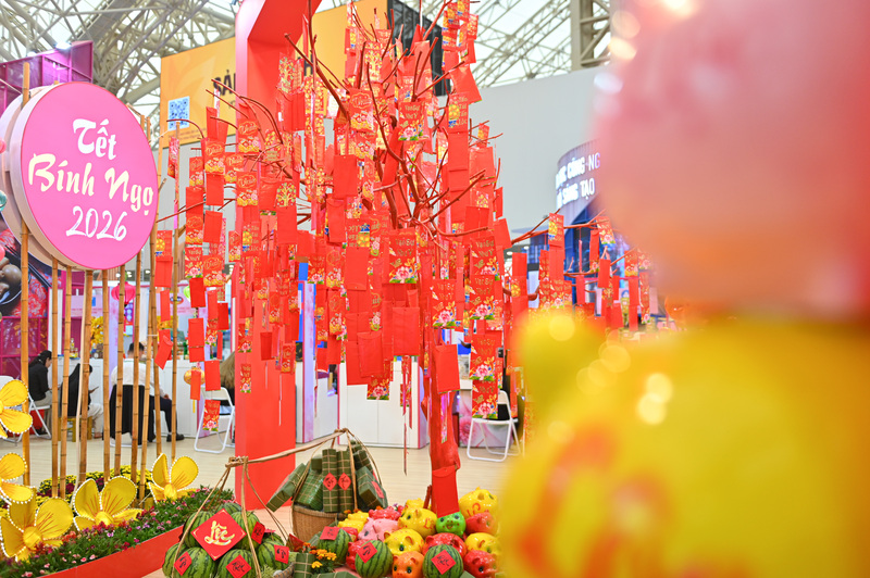 Việc kết hợp hài hòa giữa xúc tiến thương mại và trải nghiệm văn hóa không chỉ giúp nâng cao hiệu quả quảng bá sản phẩm mà còn góp phần tạo nên không gian hội chợ đa sắc màu, đáp ứng nhu cầu tham quan, vui xuân, mua sắm của người dân trong dịp đầu năm.