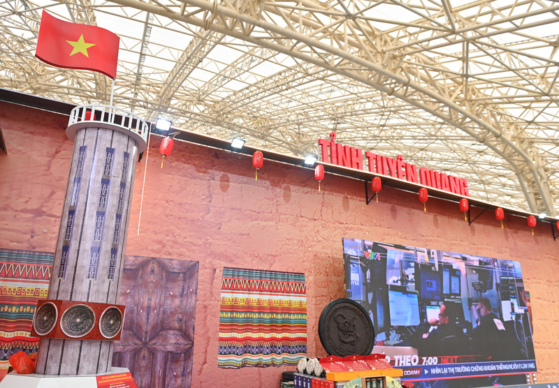 Cột cờ Lũng Cú phiên bản mini được tỉnh Tuyên Quang mang tới Hội chợ Mùa Xuân.