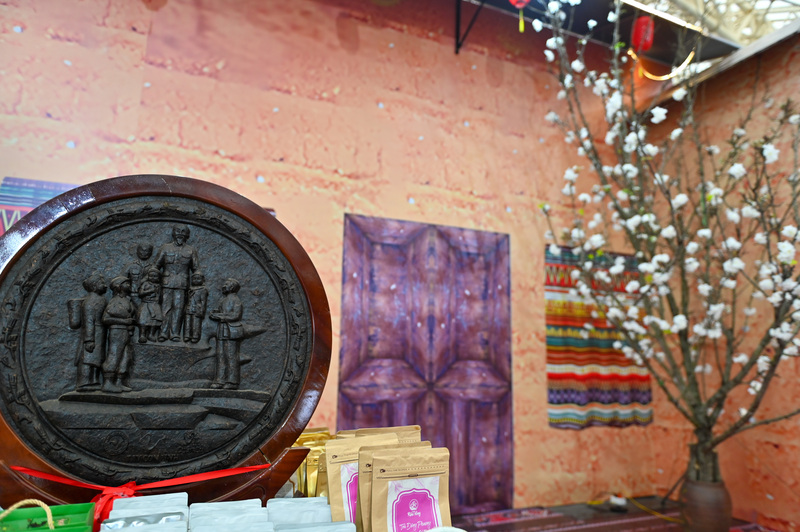 Một góc nhà trình tường tỉnh Tuyên Quang được tái hiện tại Hội chợ Mùa Xuân với tường đất nện dày, mái ngói đơn sơ và không gian mộc mạc. Tiểu cảnh nhỏ nhưng gợi lên nét kiến trúc truyền thống đặc trưng của vùng cao, góp phần giới thiệu bản sắc văn hóa địa phương đến người dân và du khách.