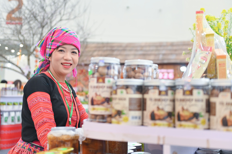 Đồng bào các dân tộc luôn tươi cười và chào đón du khách tới trải nghiệm.