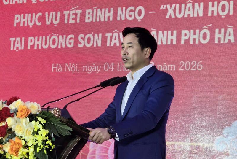 Ông Nguyễn Ánh Dương, Phó Giám đốc Sở Công Thương Hà Nội phát biểu tại không gian trưng bày các sản phẩm OCOP được khai mạc vào tối 4/2/2026 tại phường Sơn Tây.