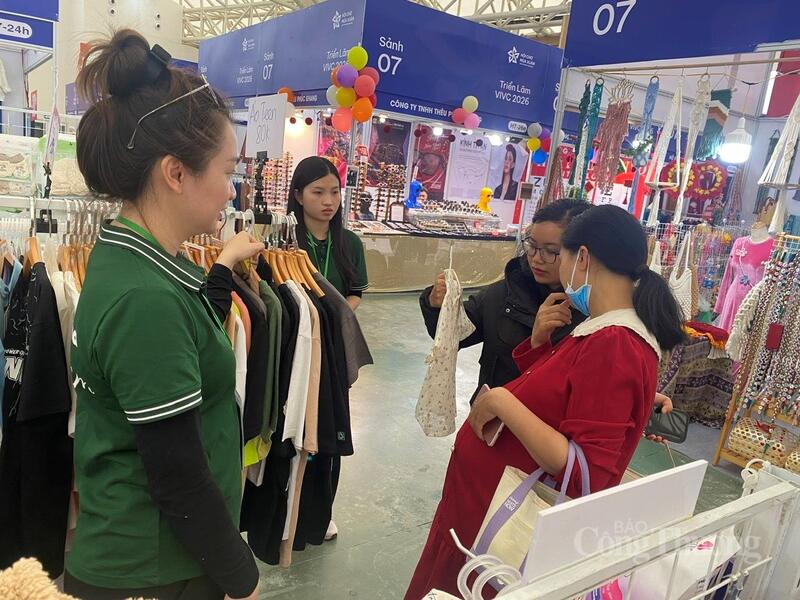 Khu gian hàng trưng bày sản phẩm thời trang ngày một đông đúc. Ảnh: Hải Linh