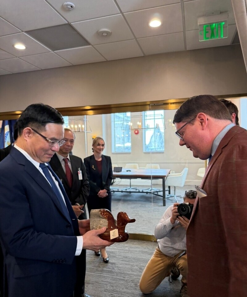 Thứ trưởng Stephen Vaden bày tỏ quan tâm tới các vấn đề như tiếp cận thị trường trái cây, kiểm dịch động thực vật và thủ tục đăng ký sản phẩm công nghệ sinh học.