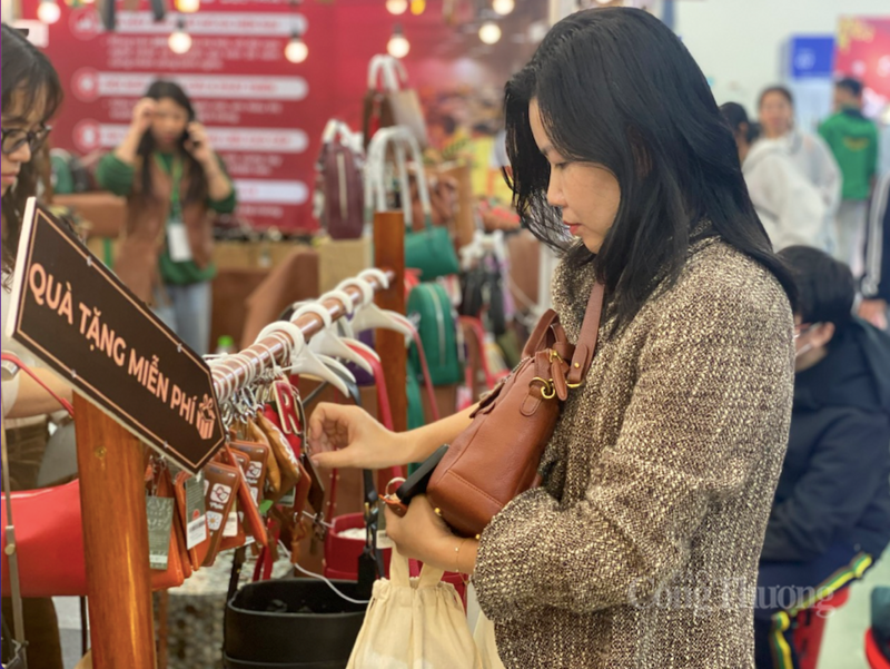 Sản phẩm của Công ty đồ da LUCAS. Ảnh: Hải Linh