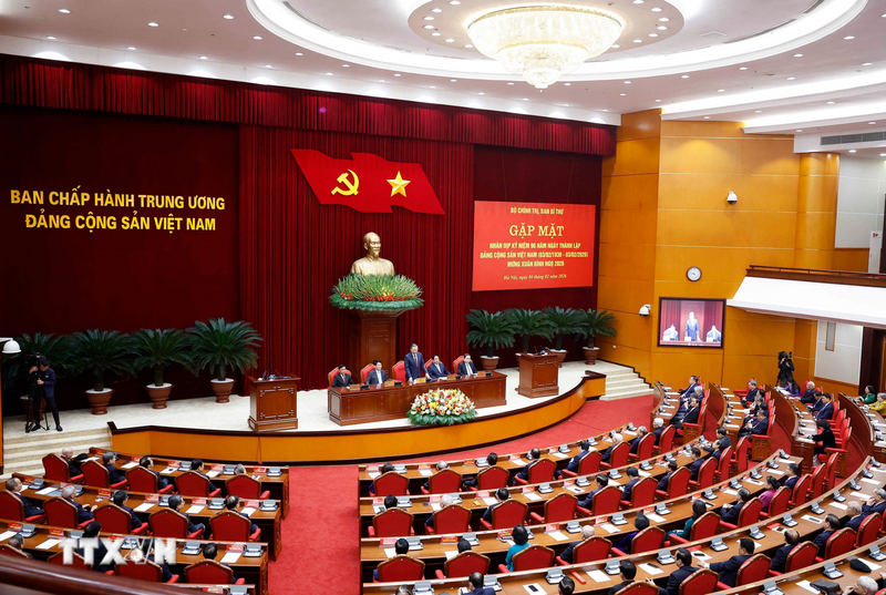 Bộ Chính trị, Ban Bí thư gặp mặt các đồng chí nguyên Ủy viên Ban Chấp hành Trung ương Đảng các khóa. Ảnh: Thống Nhất/TTXVN