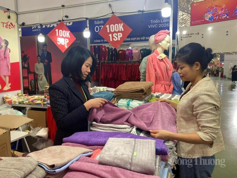 Bà Trương Thanh Hải, đại diện Công ty Quốc tế VGA (bên trái) giới thiệu dòng sản phẩm khăn cao cấp cho khách hàng. Ảnh: Hải Linh