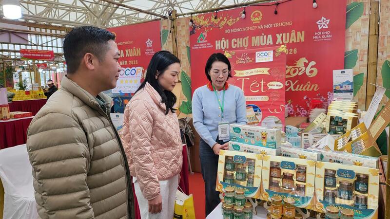 Các doanh nghiệp mang nhiều sản phẩm OCOP đến Hội chợ Mùa Xuân 2026.