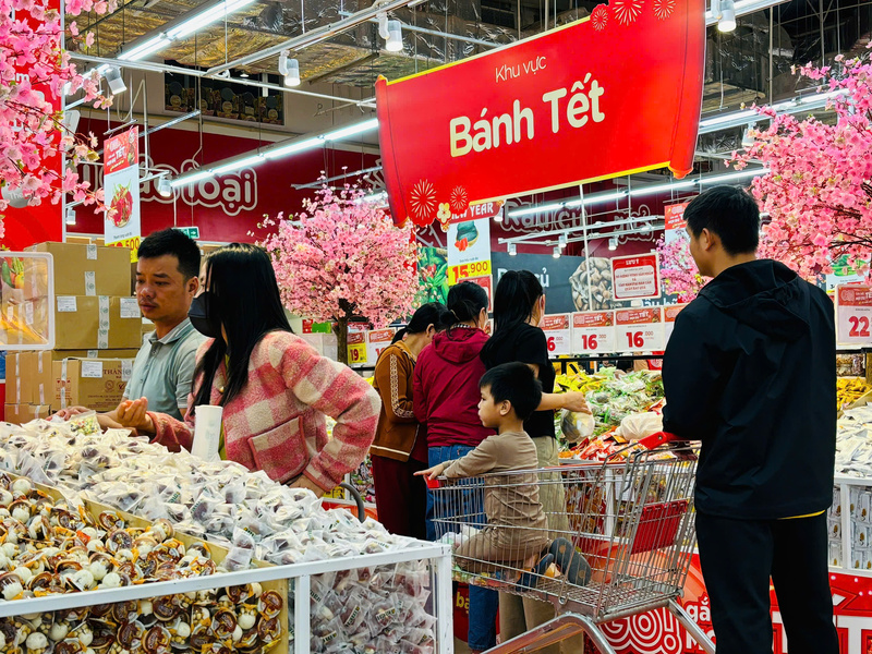 Các mặt hàng được chuẩn bị rất phong phú phục vụ nhu cầu mua sắm của người dân những ngày cận Tết. Ảnh: Nguyễn Dương