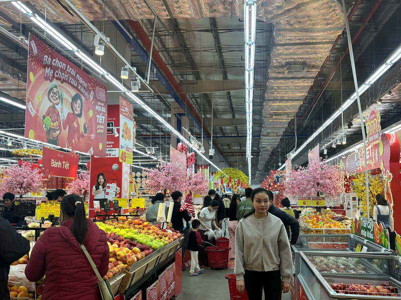 Nhu cầu tiêu dùng và sức mua trong dịp tết Nguyên đán Bính Ngọ trên địa bàn tỉnh Quảng Ngãi ước tăng khoảng 5 - 10% so với cùng kỳ năm trước và tăng khoảng 10 - 20% so với ngày thường. Ảnh: Nguyễn Dương